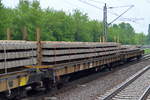 Ein Oberbaustoffwagen mit niederländischer Zulassung vom Einsteller Volker Stevin Rail & Traffic mit der Nr.