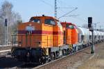 Doppeltraktion Arcelor/EKO-Trans 63 (98 80 293 063-4 D-EKO, LEW Bj.1973) + 60 (98 80 293 060-0 D-EKO, LEW Bj.1978) mit einem Staubgutwagen Richtung Berlin-Spandau bei der Durchfahrt Bhf.