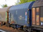 Coiltransportwagen mit blauen Plnenabdeckung der ERR f�r Rail Cargo Austria im Einsatz siehe Planenlogo eingestellt mit der Nr.