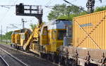 SGL - Schienen Güter Logistik GmbH mit der V 180.08 (92 80 1203 005-4 D-SGL, LEW Bj.1973] und einer Schotterreinigungsmaschine von EUROPOOL + Drehgestell-Flachwagen mit Werkzeugcontainern der FA. EUROPOOL am 29.05.7 Bf. Berlin-Hohenschönhausen.