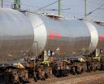 Ganzug mit blitzeblanken Kesselwagen vom Wageneinsteller ermewa aus Frankreich, im Bild der Wagen mit der Nr.