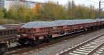 Drehgestell-Flachwagen vom Einsteller ERMEWA SAS mit Gleisschotter beladen mit der Nr.