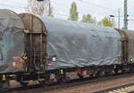 Älterer Drehgestell-Flachwagen mit Schiebeplane für Stahlcoil-Transporte vom Einsteller ERMEWA mit der Nr.