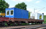 Drehgestell-Flachwagen mit Seitenborden vom Einsteller ERMEWA mit der Nr.