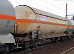 Französischer Gasdruckkesselwagen vom Einsteller ERMEWA mit der Nr. 33 RIV 87 F-ERSA 7916 317-3 Zagkks (UN-Nr.: 23/1077 = Propen) am 31.07.17 Dresden-Strehlen.