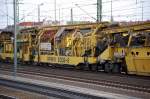 Insgesamt besteht die Gleisbaumaschine RPMW 2002-2 von P&T aus einer Aushubmaschine, einer Recyclingmaschine und einer Kehrmaschine und hat insgesamt 29 Achsen, Gleisbauzug am 30.11.10