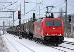 HGK-Lok 2061/185 603-8 (91 80 6185 603-8 D-HGK) mit einem Ganzzug Heizoelkesselwagen bei der Durchfahrt im Bhf.