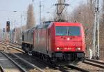 HGK 2063/185 605-3 (91 80 6185 605-3 D-HGK) hat die firmneigene DE 64 am Haken, 30.03.11 Berlin-Karow.