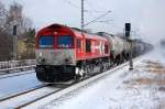 HGK DE672 (266 072-8) mit Kesselwagenzug bei der Durchfahrt im Bhf.