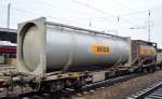 Dieser schon etwas ältere Wechselbehälter(Container-)Tragwagen der schweizer HUPAC trägt die Nr.