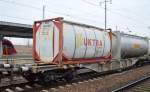 Containertragwagen vom schweizer Einsteller HUPAC mit der Nr. 33 RIV 85 CH-HUPAC 457 5 535-1 Sgnss am 18.02.16 Bhf. Flughafen Berlin-Schönefeld.