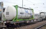 Ein Taschenwagen vom schweizer Einsteller HUPAC mit der Nr. 83 85 CH-HUPAC 4752 019-0 Sdkmms beladen mit Kesselcontainer am 18.02.16 Bhf. Flughafen Berlin-Schönefeld.