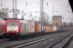 ITL 185 598-0 (91 80 6185 598-0 D-VC) mit einem nicht ganz vollst�ndig beladenen Containerzug, 08.11.10 Bhf.