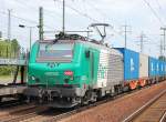 SNCF/FRET 437023, Leasinglok von ITL genutzt mit Containerzug bei der Durchfahrt im Bhf.