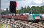ITL Leasinglok 186 126-9 (91 80 6186 126-9 D-ATLD, Bombardier Bj.2006)mit PKW-Transportzug mit fabrikneuen VW-Caddy am 05.06.12 Richtung Innenstadt, Berlin Greifswalder Str.