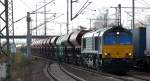 Ascendos Mietlok von ITL CB 1001 (92 80 1266 106-4 D-ITL, GM-EMD Bj.2006) mit Ganzzug Sch�ttgutwagen, 06.11.12 Bhf.