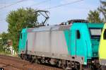 Mietlok der ITL 185 611-1 (91 80 6185 611-1 D-ITL) mit der Captrainlok 185 532-9 und Kesselwagenzug am 06.06.13 Richtung Bernau in Berlin-Karow.