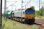 CB 1001/29 002 (266 106-4) Mietlok von ITL mit Ganzzug Sch�ttgutwagen bei der Durchfahrt im Bhf.