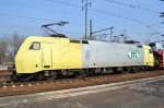 ITL 152 197-2 pausiert mit einem PKW-Transportzug mit fabrikneuen VW Caddy im Bhf.