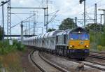 Jetzt wieder anscheinend täglich, die angemietete ITL Lok CB 1001 (266 106-4) mit langem Schotterzug Richtung Industrieübergbaegebiet Berlin Nordost (Marzahn) bei der Durchfahrt Bhf.