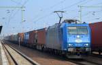 ITL 185 524-6 mit Containerzug am 29.10.15 Durchfahrt Bhf.