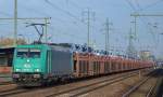 185 633-5 der ITL mit PKW-Transportzug (VW-Nutzfahrzeuge)am 05.11.15 Bhf.