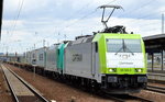 ITL mit 185 580-8 mit 185 611-1 und Containerzug bei der Durchfahrt Bhf.
