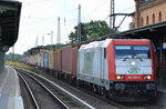 ITL 185 650-9 mit Containerzug am 22.08.16 Durchfahrt Bf.