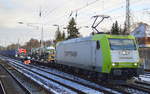 Captrain/ITL 185-CL 005 (185 505-5) mit einem ungewöhnlichen gemischten Güterzug mit drei Armeefahrzeugen aus Frankreich einer langen Reihe Container und am Ende ein französischer