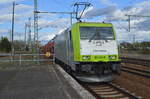 Captrain/ITL 185 562-6 mit einem PKW-Transportzug fabrikneuer VW-Nutzfahrzeuge aus polnischer Produktion am 11.04.17 Bf.