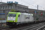 Spielabbruch bei den Eisernen Fußballfans, sinnflutartiger Regen nach Gewitter in Berlin Köpenick aber der Bahnverkehr rollt, Captrain/ITL 185 649-1 mit Containerzug am späten