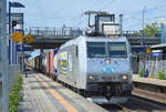 ITL 185 548-5 mit der Einstellungswerbung mit Containerzug am 23.05.17 BF.