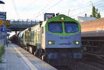 Captrain/ITL Tiger 250 006-4 mit langem Schüttgutwagen zug bei der Durchfahrt Bf.