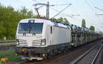Zufallstreffer, zu diesem Zeitpunkt noch in weiß unterwegs kurz bevor sie die Captrain-Beklebung erhielt, die neu ausgelieferte Vectron 193 781-2 für ITL mit Kesselwagenzug (leer) Richtung