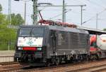 Eine von den sehr neuen MRCE-Dispoloks, E 198-288 / Es 64 F4-288 (91 80 6189 288-4 D-DISPO, Bj.2009) ist an ITL verliehen, hier mit Containerzug am 29.05.10 ber der Durchfahrt Bhf Flughafen