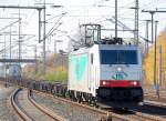 �ber CBRail angemietet von ITL, E 186 142 (91 80 6186 142-6 D-ITL, Bj.2008) mit fast leerem Containerzug bei der Durchfahrt im Bhf.