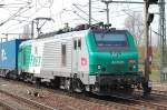 SNCF Leasinglok Prima EL3U 437023 (Alstom Bj.2004) f�r ITL unterwegs mit dem Containerzug  Blaue Wand  bei der Durchfahrt im Bhf.