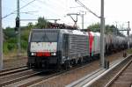 MRCE Dispolok ES 64 F4-210 (91 80 6189 210-8 D-DISPO, Bj.2009) hat die Captrain/ITL Lok 185 650-9 am Haken + Kesswelwagenzug und ist Richtung Schwedt �ber Bernau unterwegs, 27.07.10