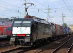 MRCE Dispolok vermietet an ITL, ES 64 F4-289 (91 80 6189 289-2 D-DISPO, Siemens, Bj.2009) mit einem Containerzug bei der Durchfahrt im Bhf.