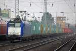 ITL 185-CL 001 (91 80 6185 501-4 D-VCD) mit Containerzug bei der Durchfahrt im Bhf.