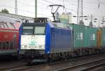 CBRail Leasinglok ITL 185-CL 001 (91 80 6185 501-4 D-VCD, Bombardier, Bj.2001) mit einem Containerzug bei der Durchfahrt im Bhf.