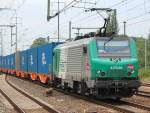 F�r ITL im Einsatz SNCF/FRET Leasinglok 437026 (Alstom, Bj.2004) mit einem Containerzug (Blaue Wand) bei der Durchfahrt im Bhf.