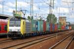 MRCE Dispolok f�r ITL unterwegs, ES 64 F4-205 (91 80 6189 205-8 D-DISPO) mit einem Containerzug bei der Durchfahrt im Bhf.