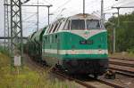 ITL 118 002 (92 80 1228 552-6 D-ITL) mit einem Ganzzug firmeneigener Sch�ttgutwagen bei der Durchfahrt im Bhf.