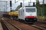 ITL 285 104-6 (92 80 1285 104-6 D-BTK) mit einem Ganzzug SCh�ttgutkippwagen mit Kiesbef�llung bei der Durchfahrt im Bhf.