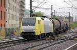 ITL ES 64 F-902 (152 902-3) mit Ganzzug Heizoelkesselwagen Richtung Berlin-Gesundbrunnen, 15.10.10 Berlin-wedding.