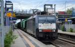 MRCE Dispolok ES 64 F4-450 (189 450-0) im Moment für LEG tätig hat einen Ganzzug grüner rumänischer Getreidesilowagen am Haken, 03.06.15 Durchfahrt Bhf.