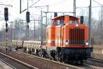 LOCON 207 (212 358-6) mit zwei Drehgestell-Flachwagen bei der Durchfahrt im Bhf.