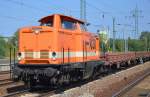 LOCON 205 (212 263-8) mit einigen unbeladenen Drehgestell-Flachwagen bei der Durchfahrt Bhf.