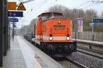 LOCON 202 (201 222-7) mit zwei Drehgestell-Flachwagen am 11.12.15 Berlin-Hohenschönhausen.